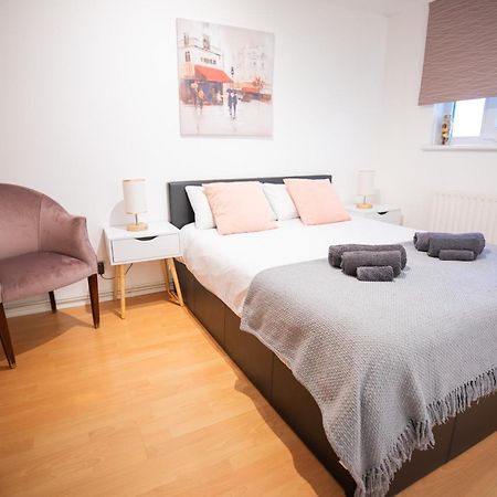 Bright And Spacious One Bedroom Apparment, Free Parking London Eksteriør billede